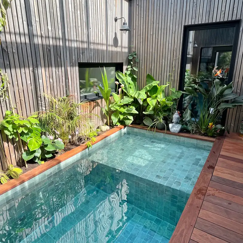 piscina balinesa con piedra de Bali natural dia soleado